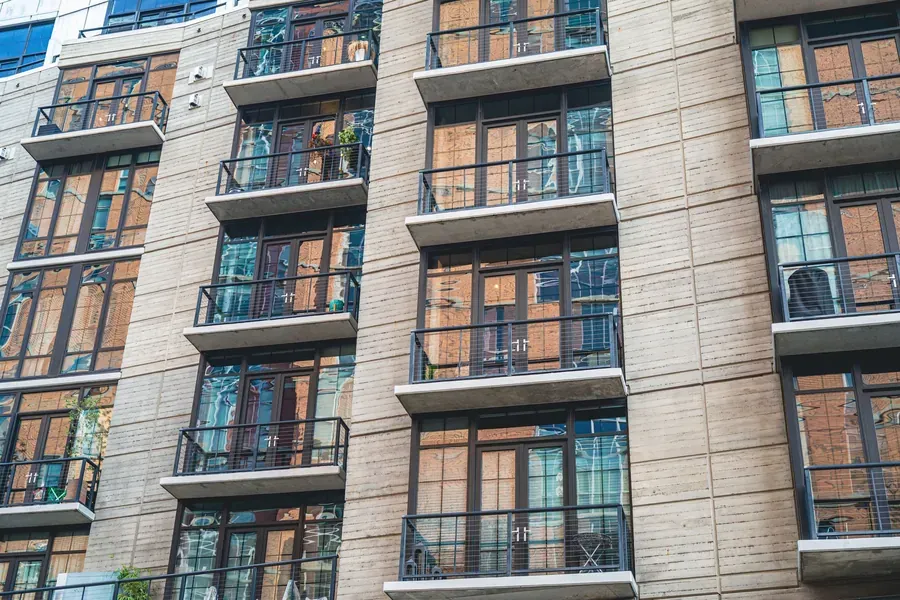 Fachada de un edificio de departamentos con balcones